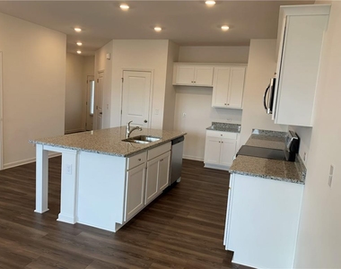 162 Mission Boulevard - Photo Thumbnail 4