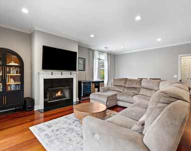1056 W Lawrence Avenue - Photo Thumbnail 5