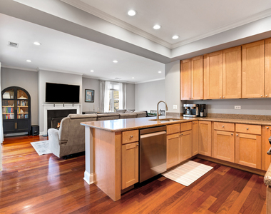 1056 W Lawrence Avenue - Photo Thumbnail 2