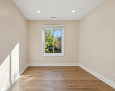 224 W Court Of Shorewood - Photo Thumbnail 9