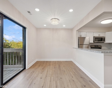 224 W Court Of Shorewood - Photo Thumbnail 3