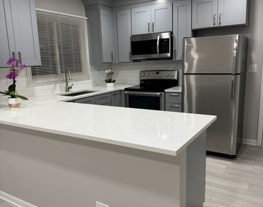 2121 Saint Johns Avenue - Photo Thumbnail 3