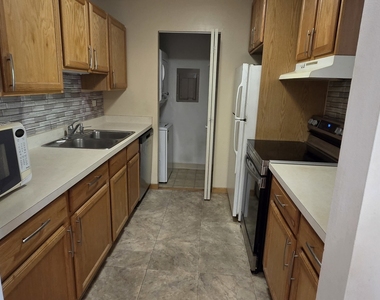 940 N Lakeside Drive - Photo Thumbnail 1