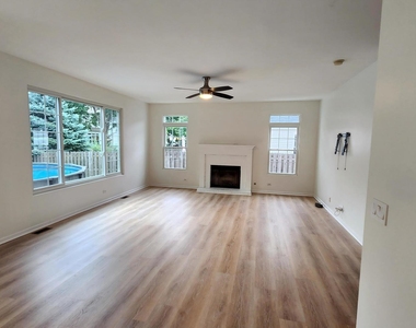 1523 Schumacher Drive W - Photo Thumbnail 4