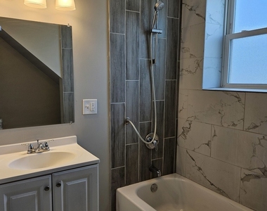 827 W 33rd Place - Photo Thumbnail 9