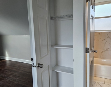827 W 33rd Place - Photo Thumbnail 11