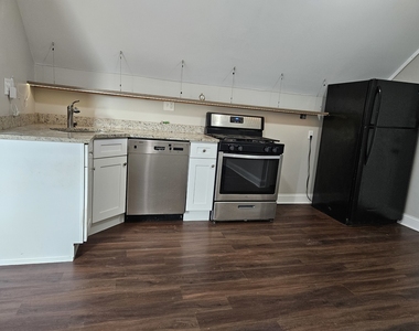 827 W 33rd Place - Photo Thumbnail 2