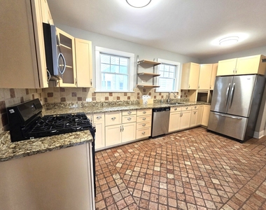 1029 S Elmwood Avenue - Photo Thumbnail 8