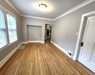 1029 S Elmwood Avenue - Photo Thumbnail 3
