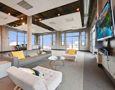 900 N Kingsbury Street - Photo Thumbnail 14