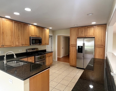 2s525 Lloyd Avenue - Photo Thumbnail 10