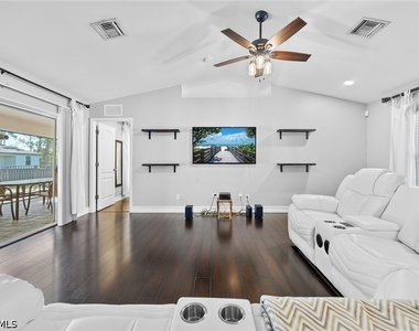 421 Broadmoor Street - Photo Thumbnail 5