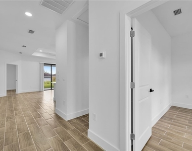 330 Gordon Avenue S - Photo Thumbnail 23