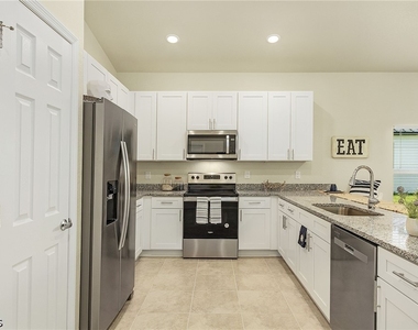 924 Ne 11th Terrace - Photo Thumbnail 8