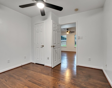 4930 Holloway Drive - Photo Thumbnail 29