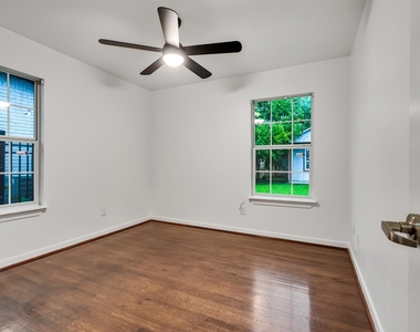 4930 Holloway Drive - Photo Thumbnail 32