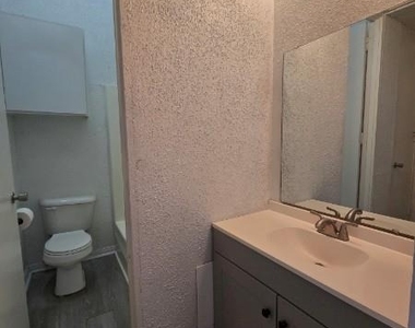 14 Lakeway Street - Photo Thumbnail 5