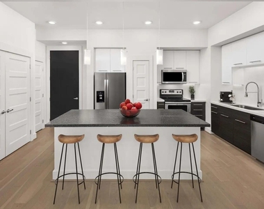 2727 Travis Street - Photo Thumbnail 2