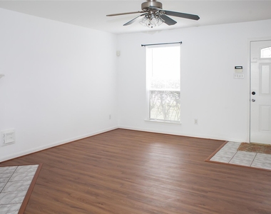 8910 Sage Place - Photo Thumbnail 4