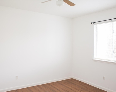 8910 Sage Place - Photo Thumbnail 16