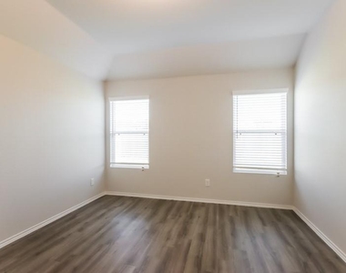 25202 Sanitas Valley Drive - Photo Thumbnail 7