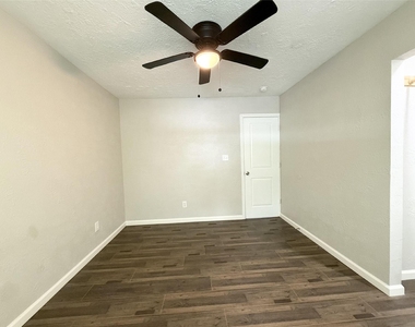 7515 Bayway Drive - Photo Thumbnail 15