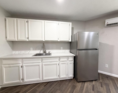 7515 Bayway Drive - Photo Thumbnail 6