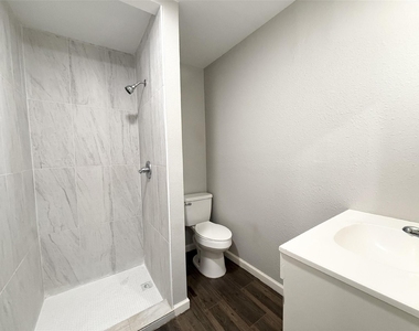 7515 Bayway Drive - Photo Thumbnail 12