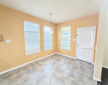 1242 S Maple Drive - Photo Thumbnail 10