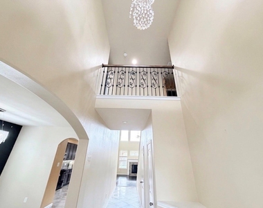 1242 S Maple Drive - Photo Thumbnail 4