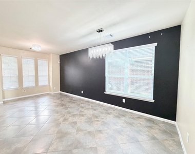 1242 S Maple Drive - Photo Thumbnail 5