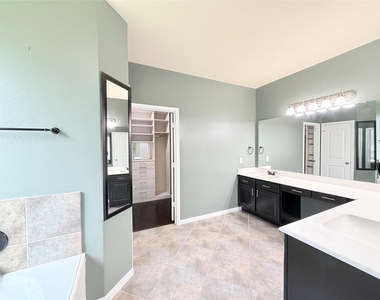 1242 S Maple Drive - Photo Thumbnail 13