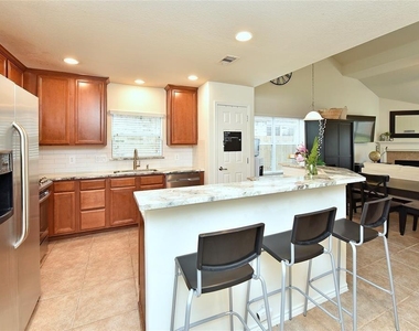 7215 Ravenswood - Photo Thumbnail 6