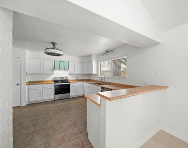 13815 Grosvenor Street - Photo Thumbnail 12