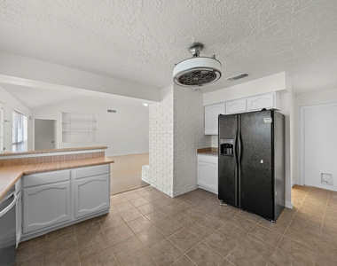 13815 Grosvenor Street - Photo Thumbnail 14