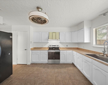 13815 Grosvenor Street - Photo Thumbnail 15