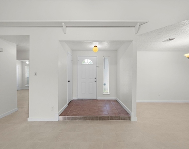 13815 Grosvenor Street - Photo Thumbnail 8