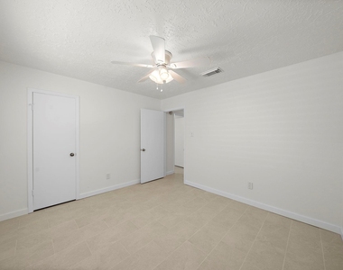 13815 Grosvenor Street - Photo Thumbnail 21
