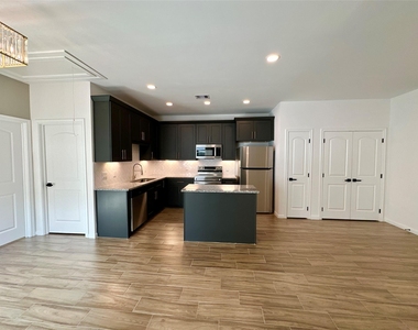 11555 Persimmon Street - Photo Thumbnail 4