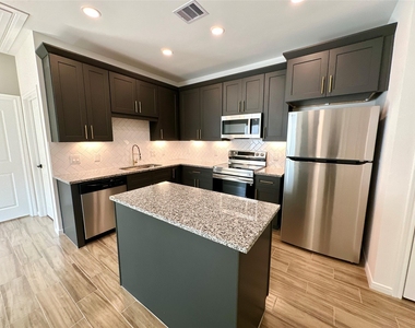 11555 Persimmon Street - Photo Thumbnail 6