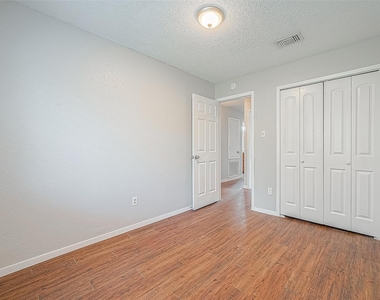 11203 Pender Lane - Photo Thumbnail 7