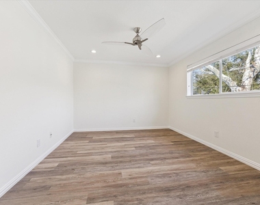 300 Pecore Street - Photo Thumbnail 6