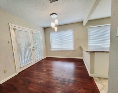 2711 S Brompton Drive - Photo Thumbnail 3