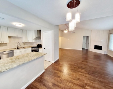 2711 S Brompton Drive - Photo Thumbnail 7