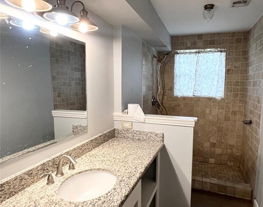 803 Glen Hollow Drive - Photo Thumbnail 16