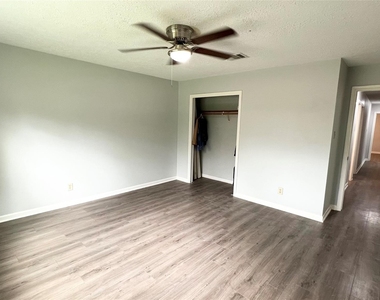 803 Glen Hollow Drive - Photo Thumbnail 14