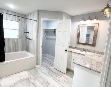 803 Glen Hollow Drive - Photo Thumbnail 9