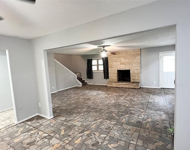 803 Glen Hollow Drive - Photo Thumbnail 3