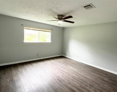 803 Glen Hollow Drive - Photo Thumbnail 15