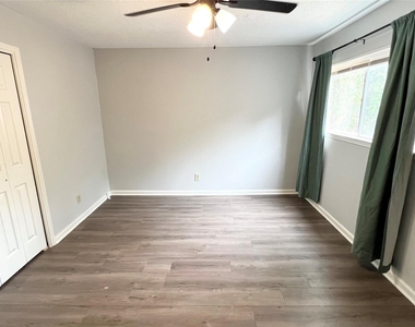 803 Glen Hollow Drive - Photo Thumbnail 19